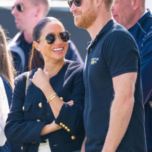 Le prince Harry et Meghan Markle lors du "Land Rover Challenge" au premier jour des Invictus Games 2020 à La Haye, le 16 avril 2022. 