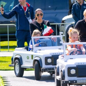 Le prince Harry et Meghan Markle lors du "Land Rover Challenge" au premier jour des Invictus Games 2020 à La Haye, le 16 avril 2022. 