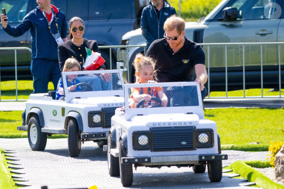 Le prince Harry et Meghan Markle lors du "Land Rover Challenge" au premier jour des Invictus Games 2020 à La Haye, le 16 avril 2022. 