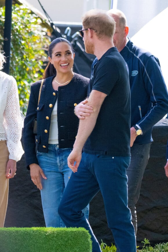 Le prince Harry et Meghan Markle lors du "Land Rover Challenge" au premier jour des Invictus Games 2020 à La Haye, le 16 avril 2022. 