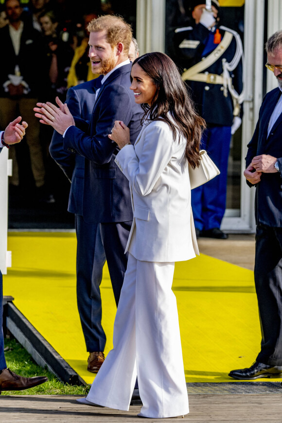 Le prince Harry, duc de Sussex, et Meghan Markle, duchesse de Sussex assistent à un engagement à la veille des Jeux Invictus 2020 aux Pays-Bas, à La Haye, le 15 avril 2022. 