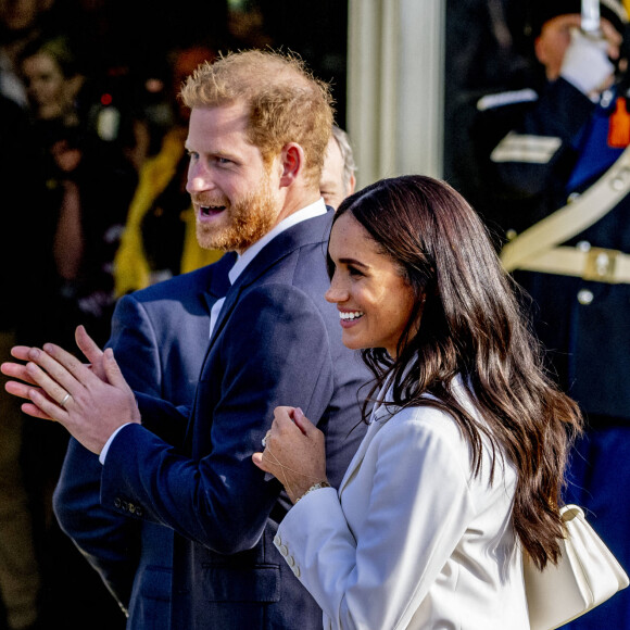 Le prince Harry, duc de Sussex, et Meghan Markle, duchesse de Sussex assistent à un engagement à la veille des Jeux Invictus 2020 aux Pays-Bas, à La Haye, le 15 avril 2022. 