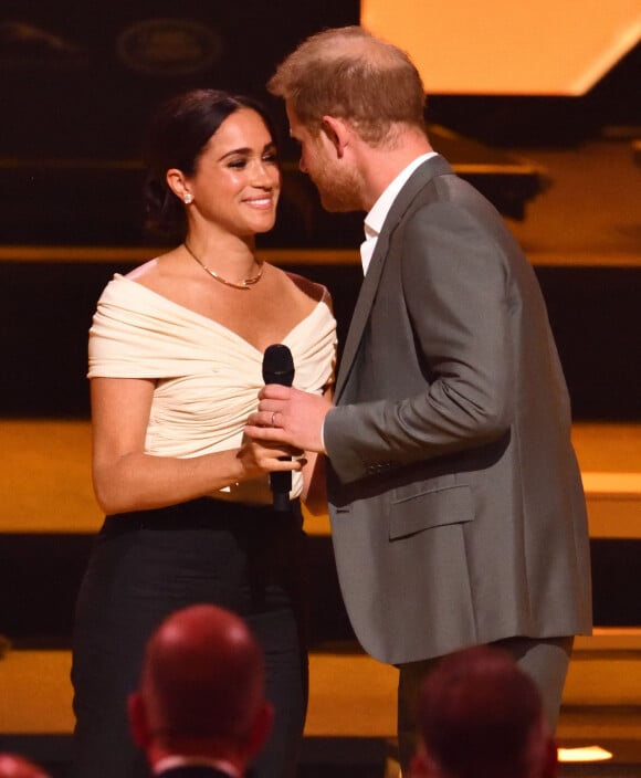 Le prince Harry et Meghan Markle lors de la cérémonie d'ouverture des Invictus Games 2020 à La Haye, le 16 avril 2022. 