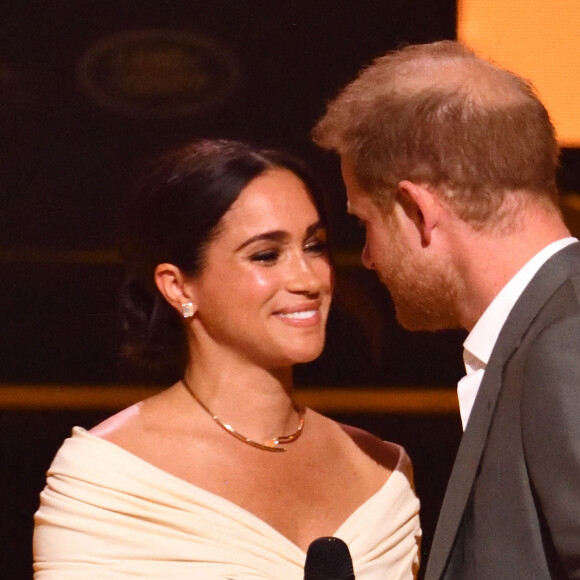 Le prince Harry et Meghan Markle lors de la cérémonie d'ouverture des Invictus Games 2020 à La Haye, le 16 avril 2022. 