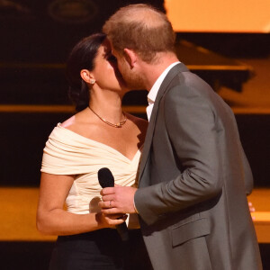 Le prince Harry et Meghan Markle lors de la cérémonie d'ouverture des Invictus Games 2020 à La Haye, le 16 avril 2022. 