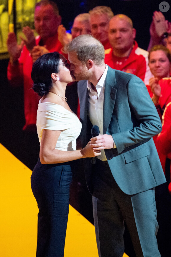 Le prince Harry et Meghan Markle lors de la cérémonie d'ouverture des Invictus Games 2020 à La Haye, le 16 avril 2022. 