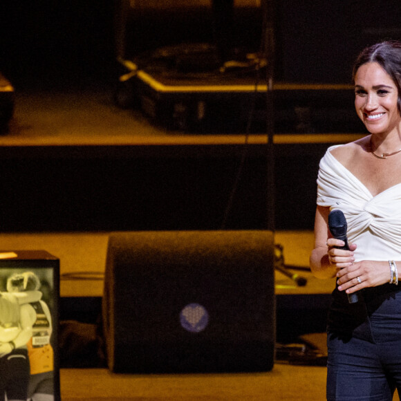 Le prince Harry et Meghan Markle lors de la cérémonie d'ouverture des Invictus Games 2020 à La Haye, le 16 avril 2022. 