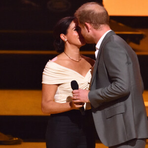 Le prince Harry et Meghan Markle lors de la cérémonie d'ouverture des Invictus Games 2020 à La Haye, le 16 avril 2022. 