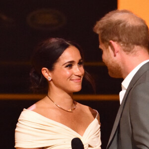 Le prince Harry et Meghan Markle lors de la cérémonie d'ouverture des Invictus Games 2020 à La Haye, le 16 avril 2022. 