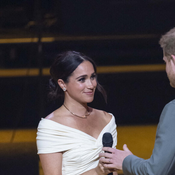 Le prince Harry et Meghan Markle lors de la cérémonie d'ouverture des Invictus Games 2020 à La Haye, le 16 avril 2022. 