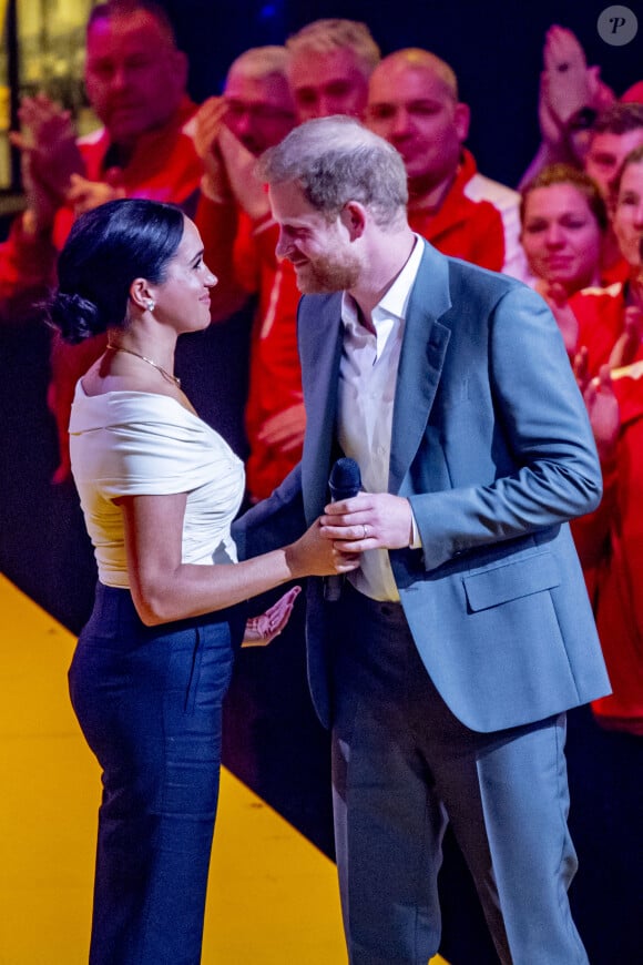 Le prince Harry et Meghan Markle lors de la cérémonie d'ouverture des Invictus Games 2020 à La Haye, le 16 avril 2022. 