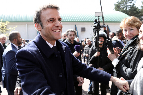 Le président de la République française, Emmanuel Macron prend un bain de foule après avoir voté pour le premier tour de l'élection présidentielle au Touquet, France, le 10 avril 2022. © Stéphane Lemouton/Bestimage 