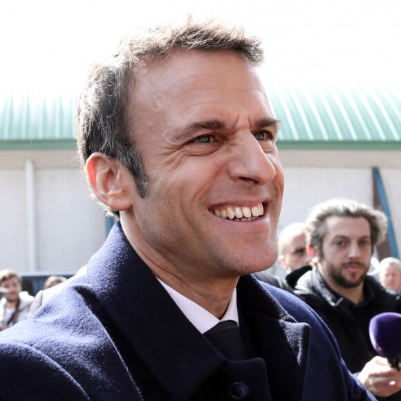 Le président de la République française, Emmanuel Macron prend un bain de foule après avoir voté pour le premier tour de l'élection présidentielle au Touquet, France, le 10 avril 2022. © Stéphane Lemouton/Bestimage 