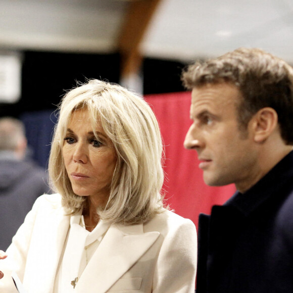 Le président Emmanuel Macron et sa femme Brigitte votent pour le premier tour de l'élection présidentielle au Touquet le 10 avril 2022. © Dominique Jacovides / Bestimage 