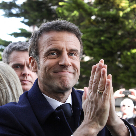 Le président de la République française, Emmanuel Macron accompagné de son épouse, Brigitte Macron quitte leur domicile pour aller voter pour le premier tour de l'élection présidentielle au Touquet, France, le 10 avril 2022. © Stéphane Lemouton/Bestimage 