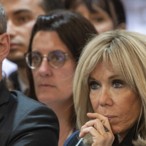 La première dame Brigitte Macron - Le président Emmanuel Macron lors d'une cérémonie en l'honneur des sportifs médaillés aux Jeux Olympiques et Paralympiques Pekin 2022 au palais de l'Elysée à Paris le 29 mars 2022. © Eliot Blondet / Pool / Bestimage 