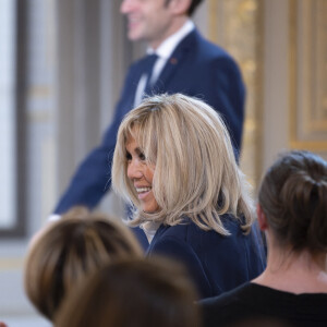 Le président Emmanuel Macron et la première dame Brigitte Macron lors de la cérémonie de remise de la médaille de l'Enfance et des Familles au palais de l'Elysée à Paris le 16 mars 2022. © Eliot Blondet / Panoramic / Bestimage 