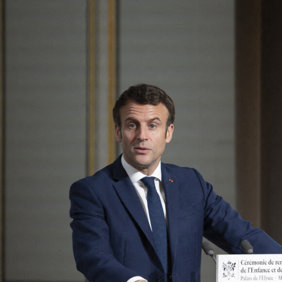 Le président Emmanuel Macron lors de la cérémonie de remise de la médaille de l'Enfance et des Familles au palais de l'Elysée à Paris le 16 mars 2022. © Eliot Blondet / Panoramic / Bestimage 