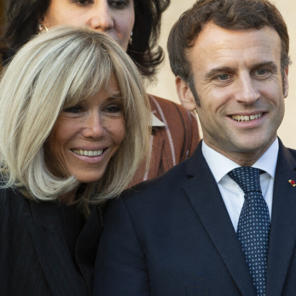 Le président de la République française, Emmanuel Macron et sa femme la Première Dame, Brigitte Macron posent pour une photo de groupe avec les premières lauréates de l'Initiative Marianne pour les défenseurs des droits de l'homme à la suite d'une cérémonie de remise de prix dans le cadre de la journée internationale de la femme, au palais de l'Elysée à Paris, France, le 8 mars 2022. © Eliot Blondet/Pool/Bestimage