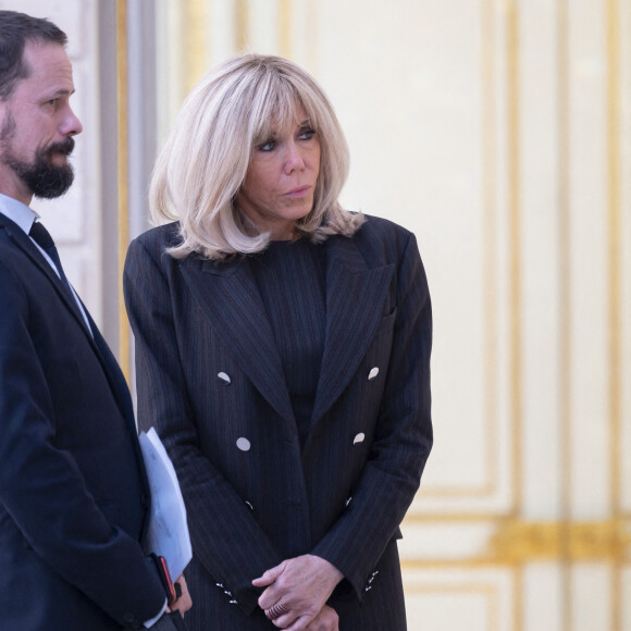 Le chef de cabinet du président, Brice Blondel et la Première Dame, Brigitte Macron lors d'une cérémonie en l'honneur des premiers lauréats de l'initiative Marianne pour les défenseurs des droits de l'homme au palais de l'Elysée à Paris, France, le 8 mars 2022. © Eliot Blondet/Pool/Bestimage 