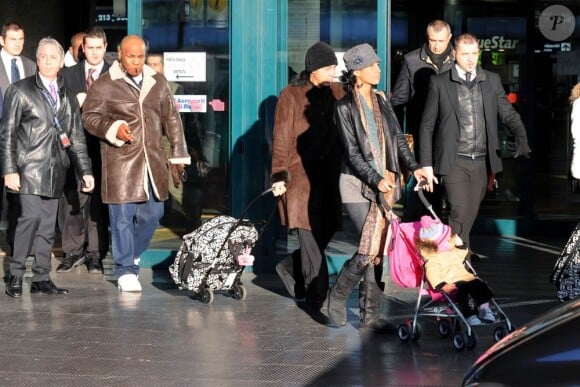 Mike Tyson à l'aéroport de Fiumicino en compagnie de sa femme Lakiha et de sa fille Milan, le 24 janvier 2010