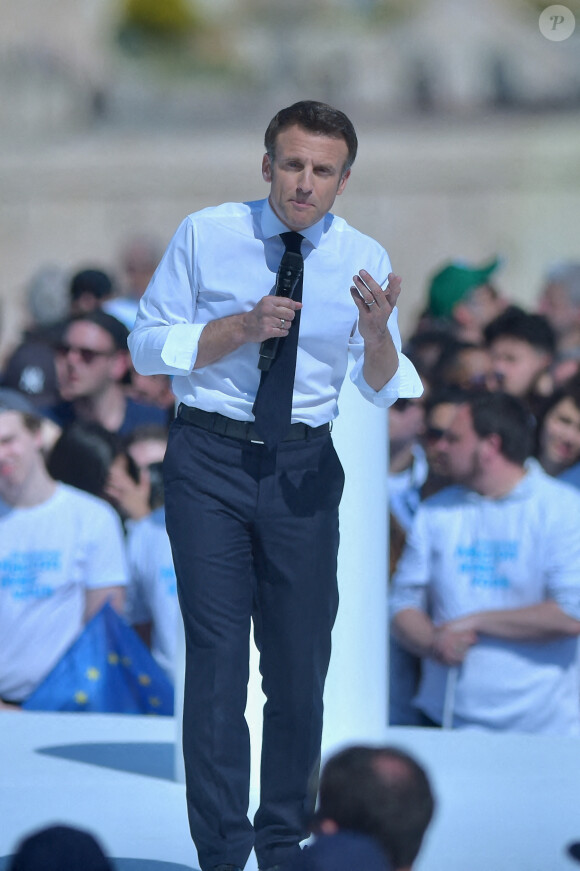 Emmanuel Macron, président de la République Française, candidat de La République En Marche (LREM) en lice pour le deuxième tour de l'élection présidentielle, en meeting dans le quartier du Pharo à Marseille, le 16 avril 2022. © Franck Castel/Bestimage 