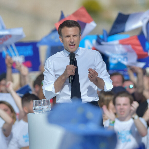 Emmanuel Macron, président de la République Française, candidat de La République En Marche (LREM) en lice pour le deuxième tour de l'élection présidentielle, en meeting dans le quartier du Pharo à Marseille, le 16 avril 2022. © Franck Castel/Bestimage 