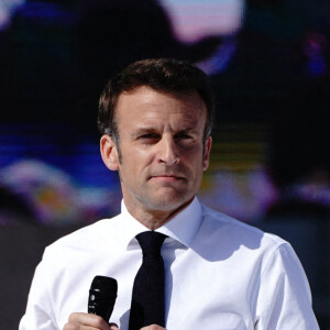 Emmanuel Macron, président de la République Française, candidat de La République En Marche (LREM) en lice pour le deuxième tour de l'élection présidentielle, en meeting dans le quartier du Pharo à Marseille, le 16 avril 2022. 