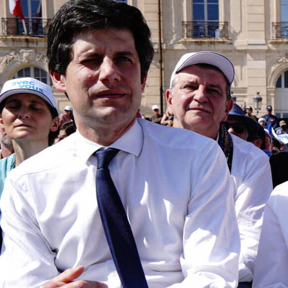 Julien Denormandie (ministre de l'Agriculture et de l'Alimentation de France), Brigitte Macron et Renaud Muselier (Président du conseil régional de Provence-Alpes-Côte d'Azur) - Emmanuel Macron, président de la République Française, candidat de La République En Marche (LREM) en lice pour le deuxième tour de l'élection présidentielle, en meeting dans le quartier du Pharo à Marseille, le 16 avril 2022. 