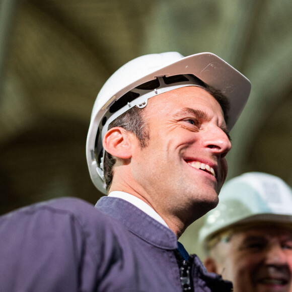 Emmanuel Macron, président de la Republique - Le président de la République française et candidat du parti centriste La République en marche (LREM) à la réélection et sa femme la Première Dame visitent le chantier de la Cathédrale de Notre-Dame de Paris, France, le 15 avril 2022. © Romain Gaillard/Pool/Bestimage 