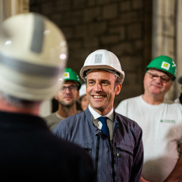 Emmanuel Macron, président de la Republique - Le président de la République française et candidat du parti centriste La République en marche (LREM) à la réélection et sa femme la Première Dame visitent le chantier de la Cathédrale de Notre-Dame de Paris, France, le 15 avril 2022. © Romain Gaillard/Pool/Bestimage 