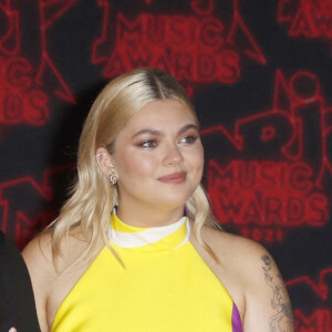 Florian Rossi et sa compagne Louane Emera lors de la 23ème édition des NRJ Music Awards 2021 au Palais des Festivals de Cannes, le 20 novembre 2021. © Christophe Aubert via Bestimage 