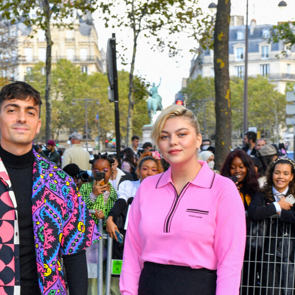 Louane Emera et son compagnon Florian Rossi arrivent au défilé de mode Miu Miu lors de la Fashion Week printemps/été 2022 à Paris, France, le 5 octobre 2021. © Veeren Ramsamy-Christophe Clovis/Bestimage 