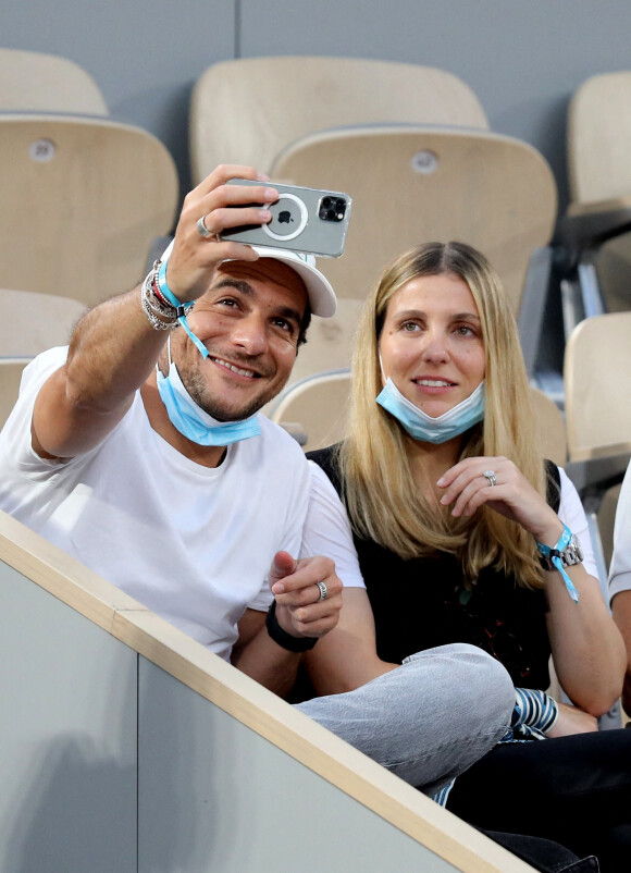 Amir Haddad et sa femme Lital - People dans les tribunes des Internationaux de France de Tennis de Roland Garros à Paris. Le 9 juin 2021 © Dominique Jacovides / Bestimage