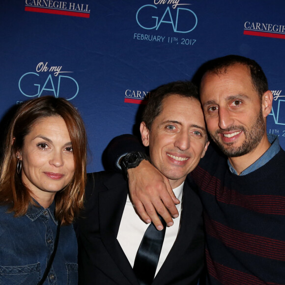 Gad Elmaleh avec son frère Arié Elmaleh et sa compagne Barbara Schulz lors du photocall du spectacle de Gad Elmaleh "Oh My Gad" au "Carnegie Hall" à New York, le 11 février 2017. © Dominique Jacovides/Bestimage 