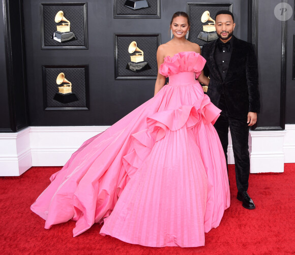 Chrissy Teigen et son mari John Legend au photocall de la 64ème édition des Grammy Awards au MGM Grand Garden à Las Vegas le 3 avril 2022.