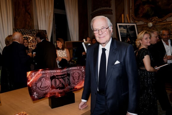Exclusif - David de Rothschild pose avec le dollar de Karl Lagasse - Soirée de gala des 50 ans de la Fondation Claude Pompidou à l'Hôtel Marcel Dassault à Paris le 12 avril 2022. @Rachid Bellak / LMS / Bestimage