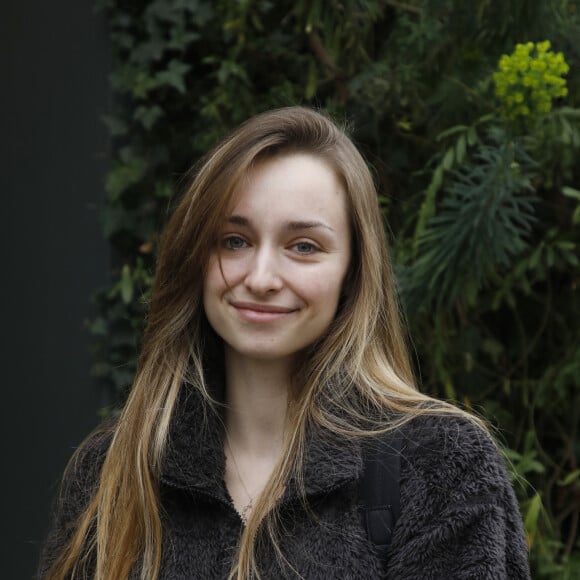 Semi Exclusif - Emma Smet - Arrivées des invités à l'enregistrement de l'émission "Vivement Dimanche Prochain" au Studio Gabriel à Paris le 2 mars 2022.