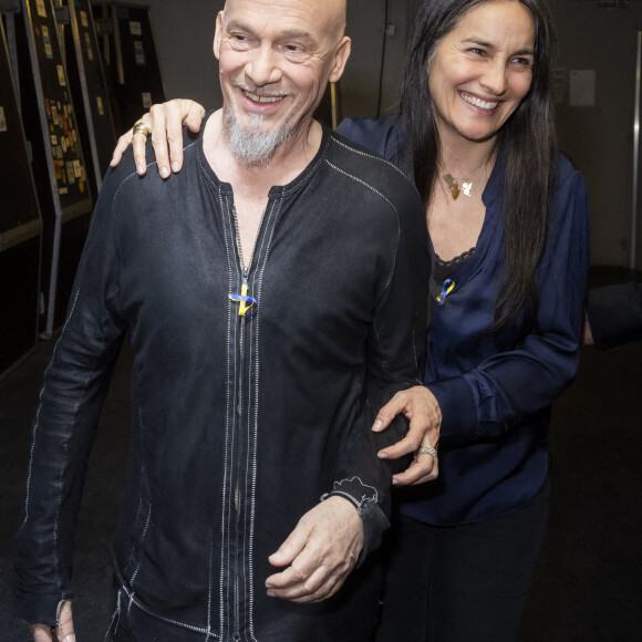Exclusif - Florent Pagny et sa femme Azucena - Backstage de l'émission spéciale "Unis pour l'Ukraine" à la Maison de la Radio et de la Musique, diffusée en direct sur France 2 et présentée par Nagui et Leïla.Kaddour à Paris le 8 mars 2022.© Cyril Moreau / Jack Tribeca / Bestimage