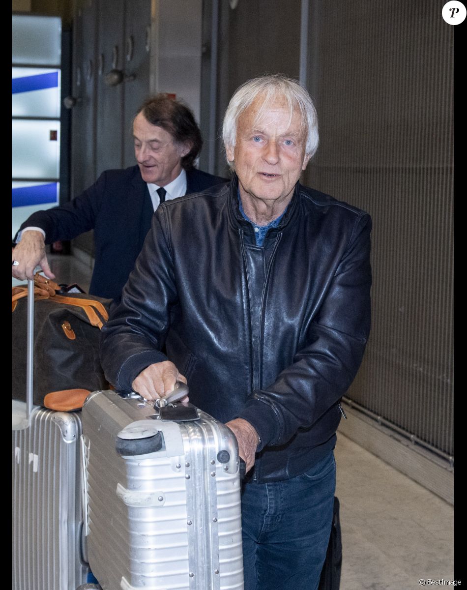 Exclusif - Dave et son compagnon Patrick Loiseau arrivent à l'aéroport de CDG à Paris le 25 février 2020.