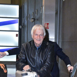 Exclusif - Dave et son compagnon Patrick Loiseau arrivent à l'aéroport de CDG à Paris le 25 février 2020. 