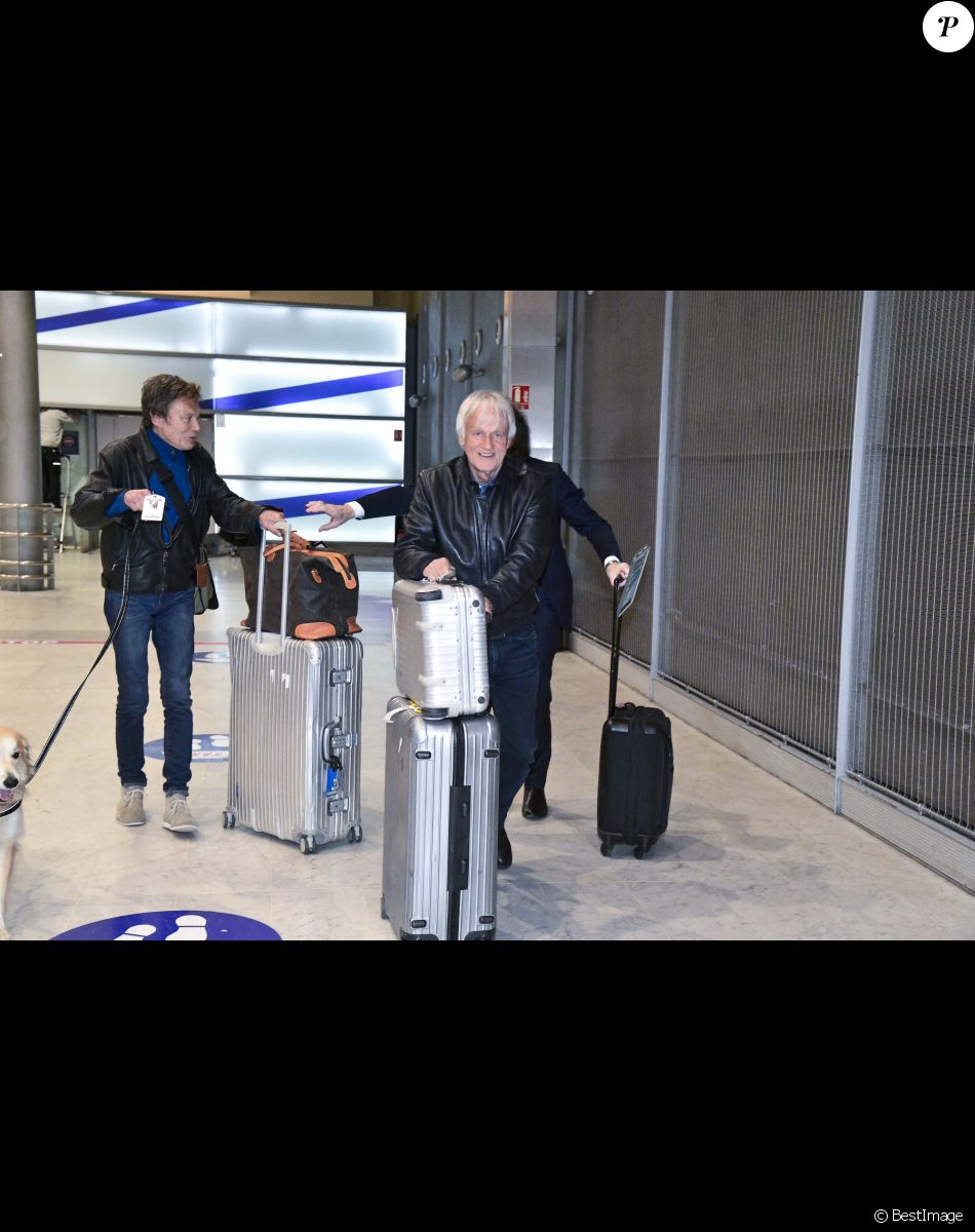 Exclusif - Dave et son compagnon Patrick Loiseau arrivent à l'aéroport de CDG à Paris le 25 février 2020.