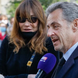 Nicolas Sarkozy et sa femme Carla Bruni-Sarkozy - Obsèques de Jean-Pierre Pernaut en la Basilique Sainte-Clotilde à Paris le 9 mars 2022. ©Christophe Clovis/Bestimage