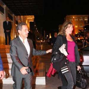 Carla Bruni-Sarkozy quitte son hôtel pour arriver à son concert "French Touch" au théâtre Pallas avec son mari Nicolas Sarkozy à Athènes, Grèce, le 23 octobre 2017. © Aristidis Vafeiadakis 