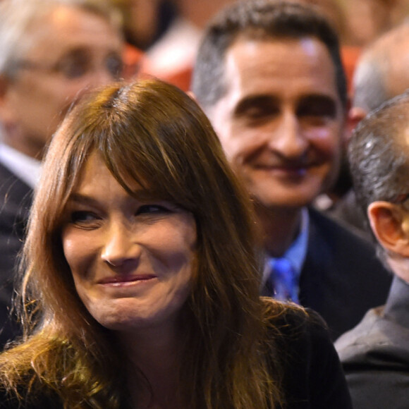 Nicolas Sarkozy et sa femme Carla Bruni-Sarkozy très complices lors d'un meeting à Marseille - Nicolas Sarkozy, l'ancien président de la république française, en meeting à la salle Vallier à Marseille pour la campagne des primaires des Républicains en vue de l'élection présidentielle de 2017, le 27 octobre 2016. © Bruno Bebert/Bestimage 