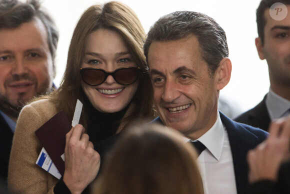 Nicolas Sarkozy et sa femme Carla Bruni-Sarkozy vont voter au lycée Jean de la Fontaine dans le 16ème à Paris pour le 2ème tour des élections régionales le 13 décembre 2015. Également présent Claude Goasguen © Pool / Bestimage 