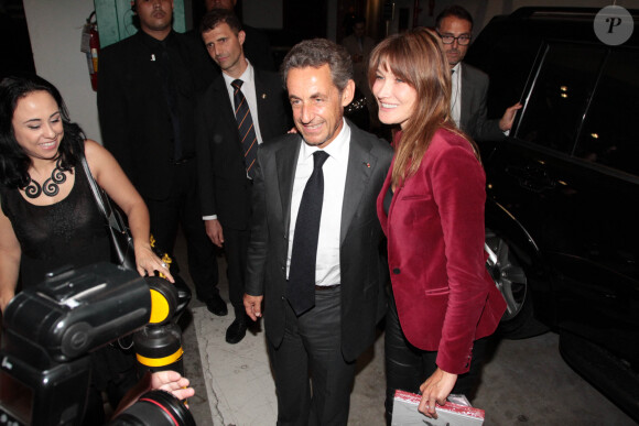 Carla Bruni-Sarkozy quitte le théâtre Bradesco aux côtés de son mari Nicolas Sarkozy à l'issue de son concert à Sao Paulo au Brésil le 26 aout 2015. 