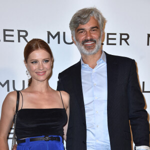 Alice Dufour (enceinte) et son compagnon François Vincentelli au photocall de l'exposition "Thierry Mugler: couturissime" au Musée des Arts Décoratifs (MAD) à Paris.