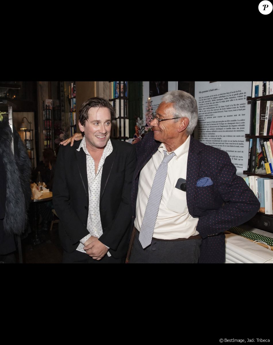 Thomas Dutronc, Jean-Marie Périer - Lancement du livre "Chroniques d'un dilettante" au café littéraire Les Deux magots à Paris, le 26 octobre 2021. © Jack Tribeca / Bestimage