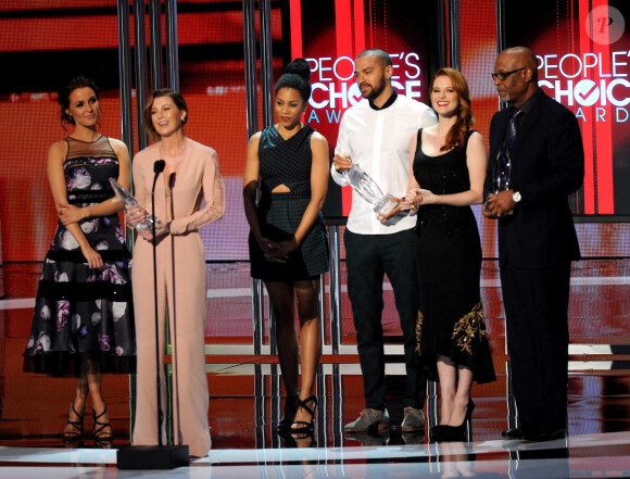 (L-R) Actors Camilla Luddington, Ellen Pompeo, Kelly McCreary, Jesse Williams, Sarah Drew and James Pickens Jr. accept the Favorite Network TV Drama award onstage at the People's Choice Awards 2015 at the Nokia Theatre LA Live on January 7, 2015 in Los Angeles, CA, USA. Photo by Frank Micelotta/PictureGroup/ABACAPRESS.COM 